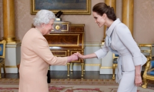Елизавета II наградила Анджелину Джоли орденом Почетной дамы