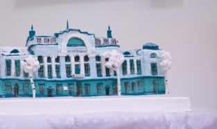 Курцаев превратил музей Врубеля в торт
