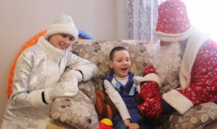 В Омске Дед Мороз и Снегурочка пришли к неизлечимо больным детям 