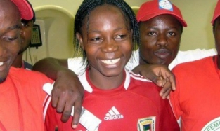 Футболистку из Гвинеи заставили раздеться