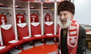 «Спартак» подарил своему 102-летнему болельщику полмиллиона рублей
