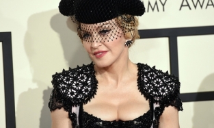 56-летняя Мадонна прямо на сцене «засосала» 28-летнего рэпера