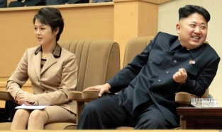 Ким Чен Ын впервые в этом году вывел свою жену в свет