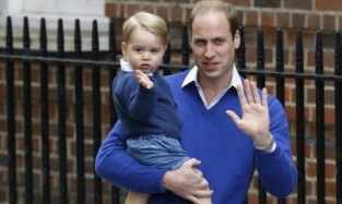 Маленький принц Георг безумно рад появлению младшей сестры