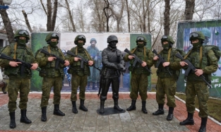 В России открыли памятник «Вежливому солдату» с котом