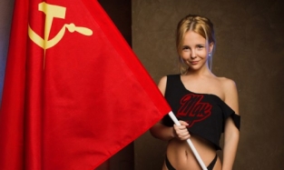 9 мая паблик MDK «поздравил» своих подписчиков фотографией порно-актрисы с красным знаменем в руках