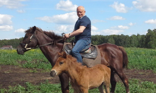 Назаров покорил электорат, оседлав лошадь