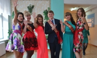 Омские выпускницы нарядились в цветочные платья