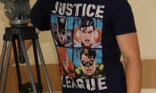 На суд по делу Дубина оператор «12 канала» пришел в футболке «Лиги Справедливости» 