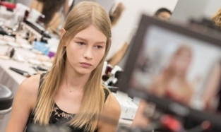 Dior выпустил на подиум обнаженную 14-летнюю модель