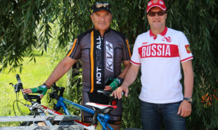 Расин и Фабрициус приехали на фестиваль «АвтоПАРКовка» на велосипедах