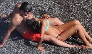 Ирину Шейк и Брэдли Купера засекли на пляже в Италии