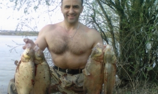 Дворецкий сфотографировался полуголым на рыбалке, как Путин 