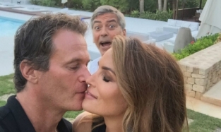 Джордж Клуни испортил фотографию Синди Кроуфорд