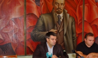 Олег Денисенко показал дорогой костюм на фоне Ленина