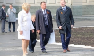 Сын Синюгиных пошел во второй класс в Москве