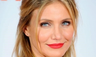 Пьяная Кэмерон Диас рухнула на землю, выходя из ночного клуба 