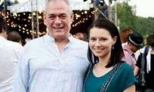Сергей Доренко женился на молодой журналистке из Омска