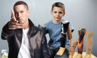 Эминем подружился с 10-летним поклонником, который носит протез ноги с фотографией своего кумира