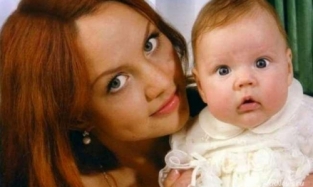 Отец ребенка певицы Максим отправился с молодой женой на отдых в Сочи