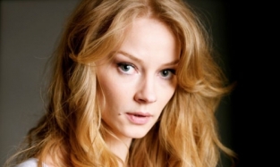 Светлана Ходченкова перекрасилась в брюнетку