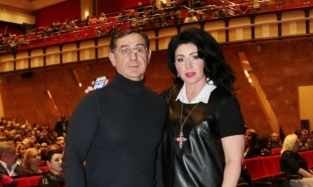На концерте Сукачева Сельская показала мужа