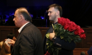Леван Турманидзе появился на концерте Меладзе с огромной охапкой красных роз 