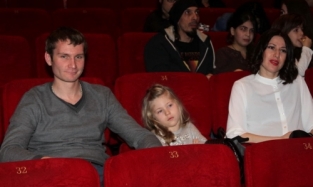 Николай Наумов пришел на показ фильма «Голоса большой страны» вместе с дочерью Аминой