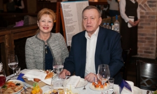 Суменков засветился на юбилее Фридмана с женой