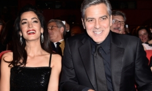 Жена Джорджа Клуни блистала на красной дорожке Berlinale