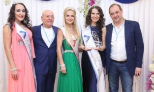 Роскошная блондинка Ланге провела конкурс «Миссис Хрустальная корона Урала-2016»