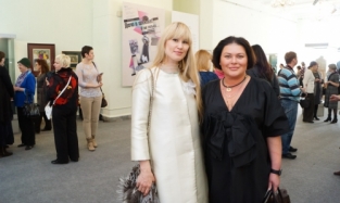 Светская леди и начинающий модельер Татьяна Радыгина посетила выставку петербургской шляпницы