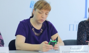 Екатерина Спехова продемонстрировала публике смартфон в салатовом корпусе