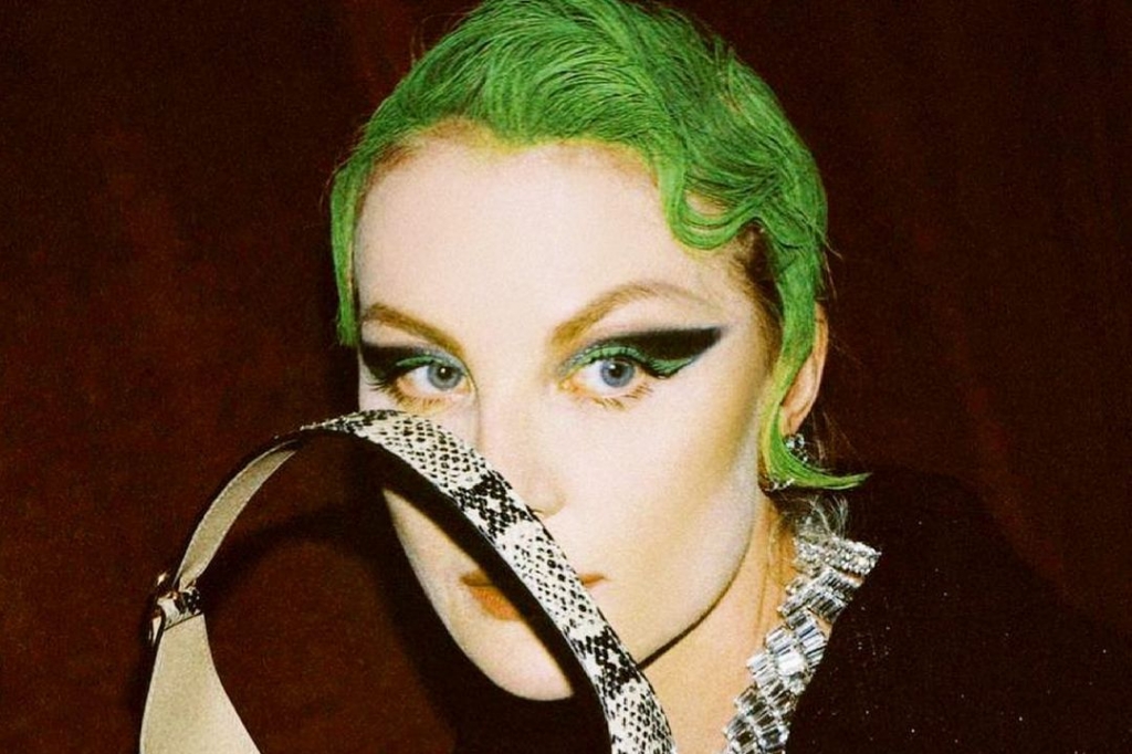 Артистка блин. Литвинова с зелеными волосами.