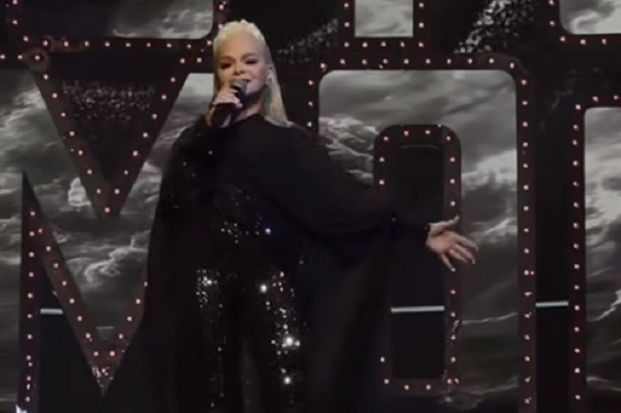 скрин с видео артистки