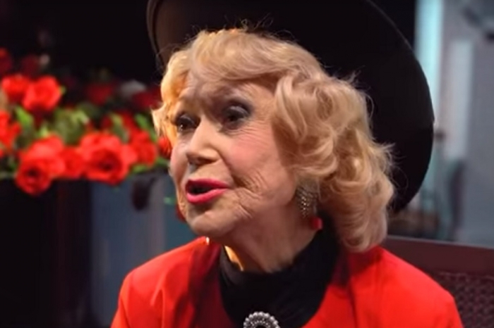 скрин с видео театра Маяковского