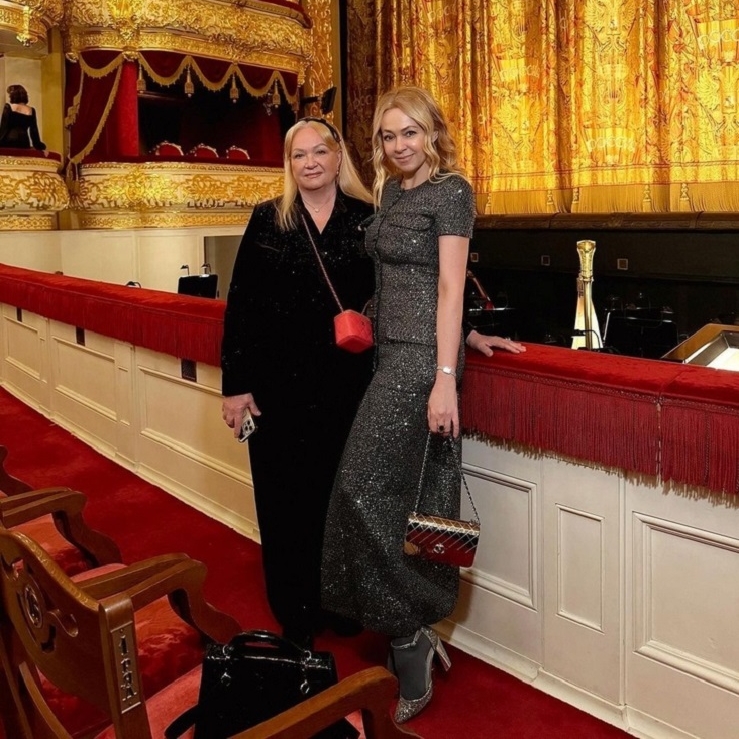 Семейный выход в свет: Рудковская сводила маму на балет