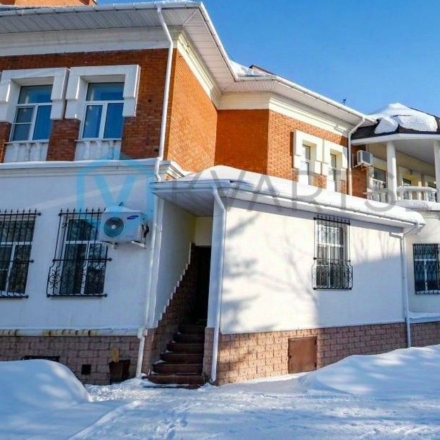 Трехэтажный личный рай с двумя бассейнами продают в Омске
