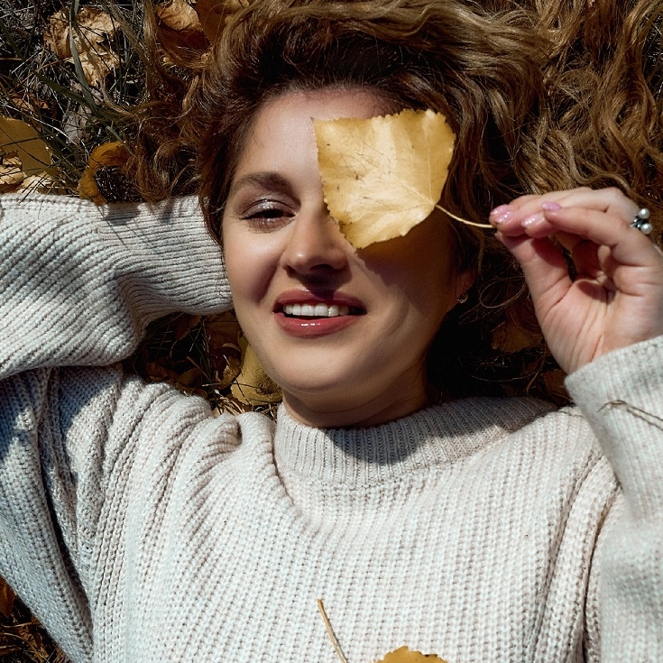 Звезда Омской филармонии поймала последние теплые деньки (ФОТО)