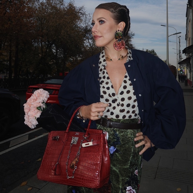 Собчак в юбке с цветами и сумкой Hermes попеняла холостякам