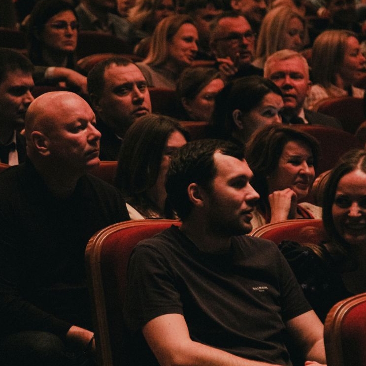 Двумя аншлагами в Омске начал «Большие гастроли» в Сибири театр Никиты ...