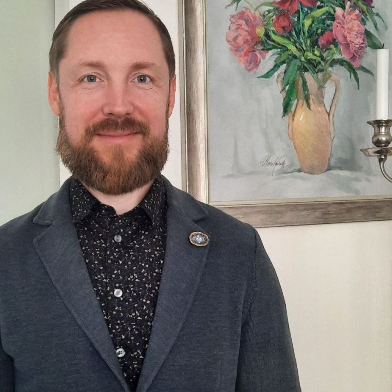 Поднос на лацкане: экс-сотрудник омского музея Врубеля презентует авторские ...