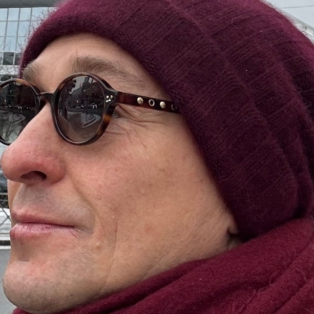 Сергей Безруков в стильных очках насладился омским снегом