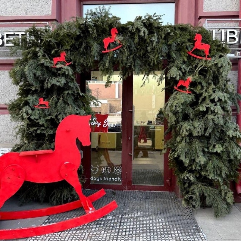 Новогодний бой: омские бизнесмены к празднику украшают офисы и магазины