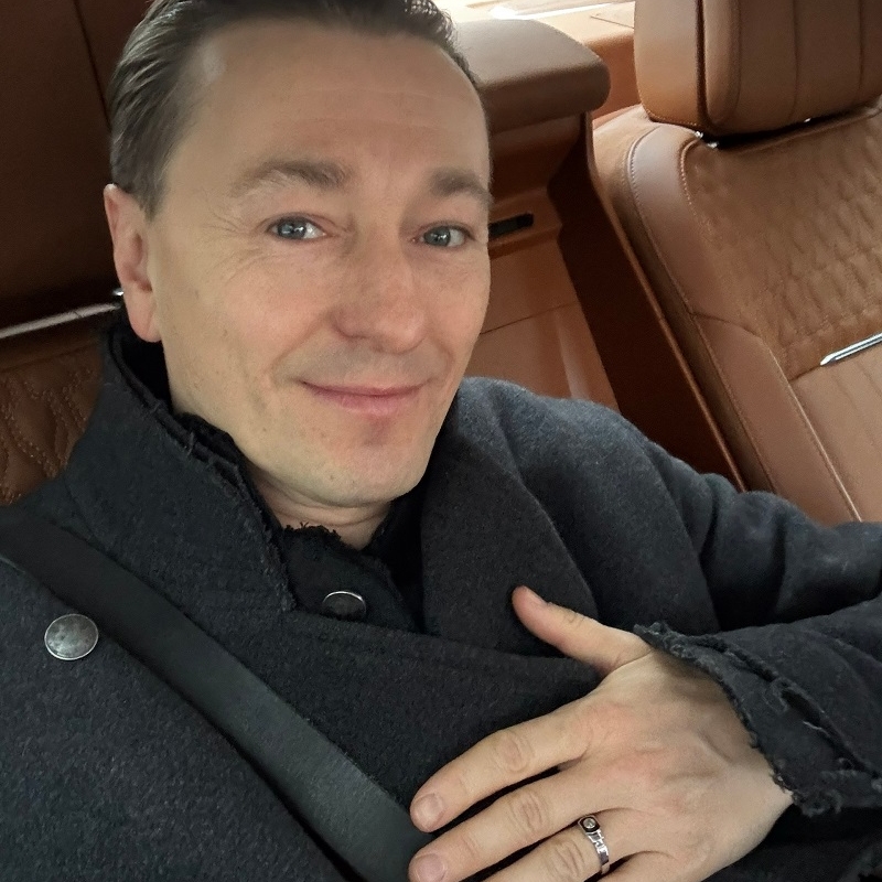 Маска я тебе знаю: с успехом выступивший в Омске Безруков судится с бизнесвумен