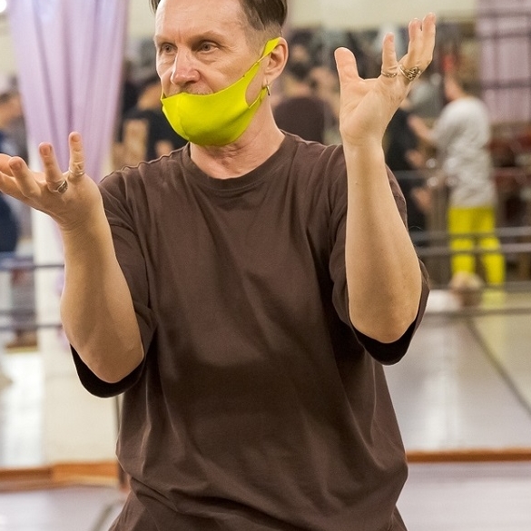 Игорь Григурко,известный спец по пластике,ставит 