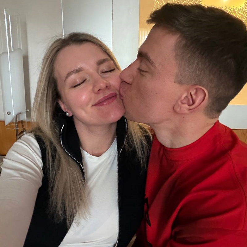 Шопинг, бокал игристого, улыбки: жена капитана омского 