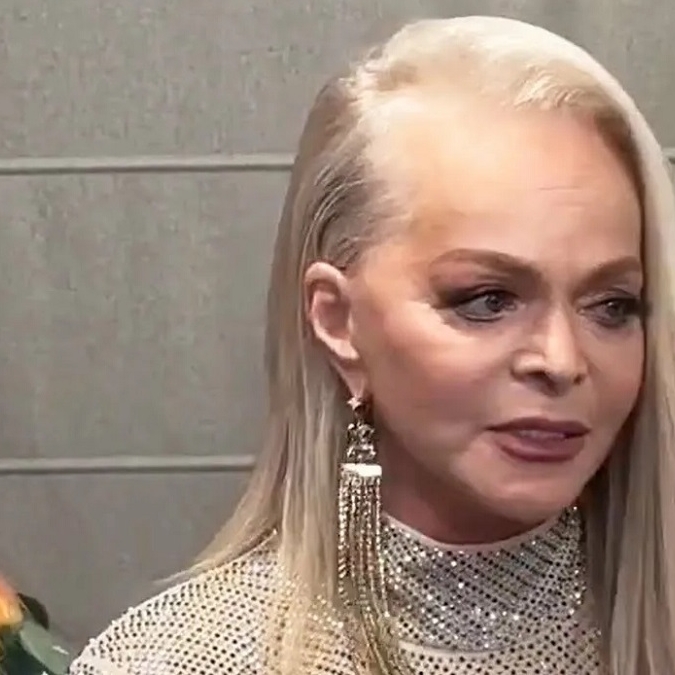 У Ларисы Долиной снова дела с адвокатом: он ее в театр позвал