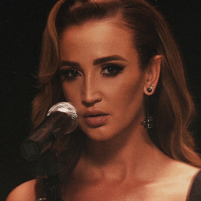 Ольга Бузова призналась, что даже когда загорает отдает приказы