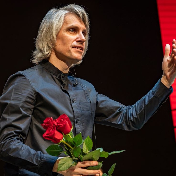 Высокое звание настигло главдира Омского симфонического оркестра